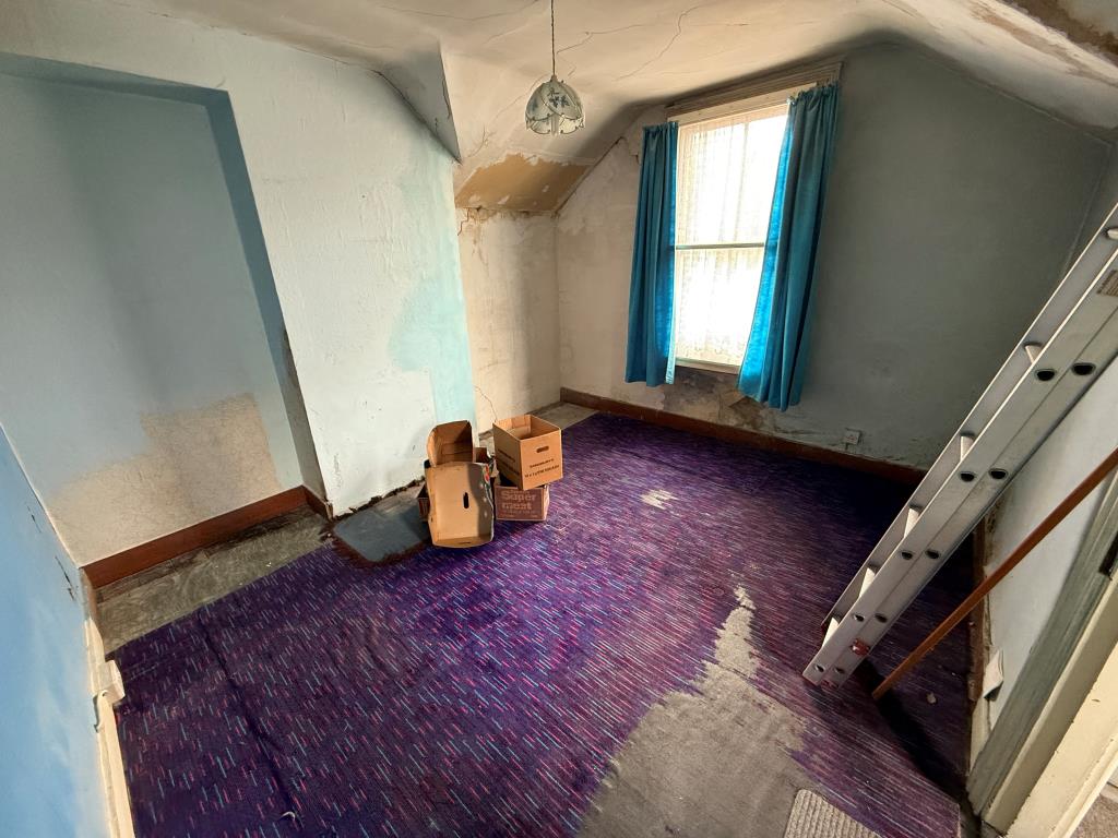 Lot: 157 - PAIR OF COTTAGES FOR REFURBISHMENT AND REPAIR WITH APPROXIMATELY 2.8 ACRES OF LAND - Bedroom